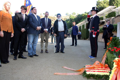 Tradicional ofrena floral al Tarròs, localitat natal de Companys, amb el conseller de Justícia, Carles Mundó.
