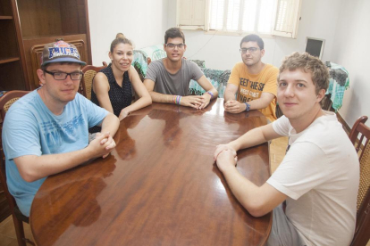 Foto de família dels quatre joves, juntament amb la monitora, que van participar la setmana passada en el projecte a Tornabous.