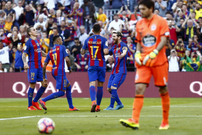 Messi celebra el seu gol al costat de Neymar, Paco Alcácer i el francès Digne.