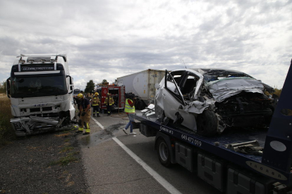 El cotxe de la víctima, pujat a la grua, i en segon terme el camió implicat en l'accident.