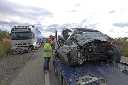 Vista del camión y del vehículo (que conducía la víctima) tras chocar en la N-240 en el término municipal de Vinaixa. 