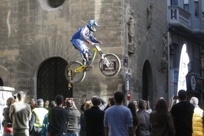 Un dels participants en el Lleida Down Town salta un obstacle ahir a Cavallers poc abans de finalitzar el recorregut.