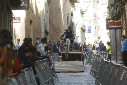 Un dels participants en el Lleida Down Town salta un obstacle ahir a Cavallers poc abans de finalitzar el recorregut.