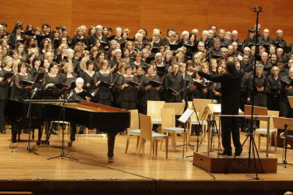 Onze corals i més de 350 persones van participar en ‘El cant de les estrelles’ a l’Auditori Enric Granados.