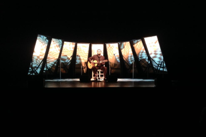 Un moment del concert del cantautor de Solsona, ahir al Teatre Municipal de Balaguer.