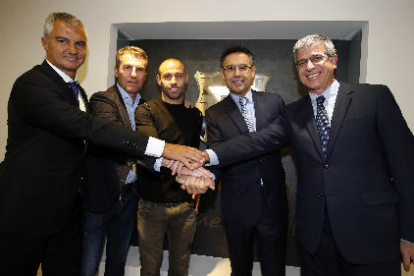 Javier Mascherano, ahir durant la signatura de la renovació.