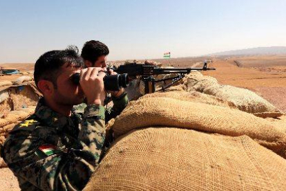 Combatents peixmergues kurdoiraquians en primera línia de combat.
