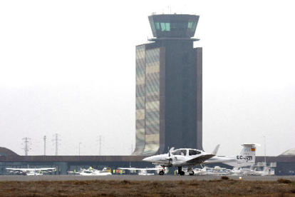 Imatge de l’exterior de l’aeroport d’Alguaire.