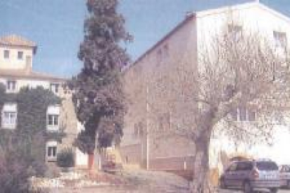Una vista de l'edifici de l'antiga escola agraria La Ginesta.