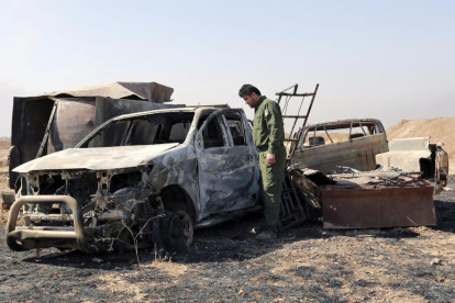 Un soldat de les forces kurdes peixmergues observa les restes d’un vehicle a prop de Mossul.