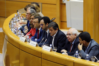 La gestora i els portaveus del PSOE, ahir durant la reunió amb els parlamentaris al Senat.