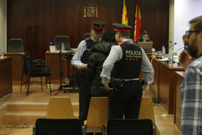 Moment en què ahir va declarar Lucía García, mare de la jove assassinada, mentre l’acusat estava assegut al darrere en el judici.