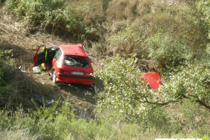 El cotxe va caure per un desnivell d’aproximadament 30 metres a uns deu quilòmetres de Torà.