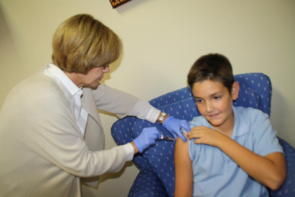 Un alumne del col·legi Lestonnac, ahir mentre li administraven una vacuna.