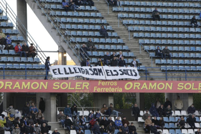 Seguidors del Lleida van mostrar aquesta pancarta durant el partit de diumenge passat davant del Cornellà.