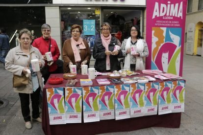 Taules informatives d’Adima ■ L’Associació de Dones Intervingudes de Mama de Lleida, Adima, va instal·lar ahir taules informatives coincidint amb el Dia Mundial d’aquesta malaltia. L’objectiu, conscienciar i recaptar fons per a la investigació.