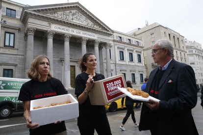 Activistes contra el desaprofitament de menjar ahir al Congrés.