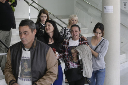 La mare de Mónica, plorant al sortir dels jutjats, acompanyada per familiars i amics, després de conèixer el veredicte.