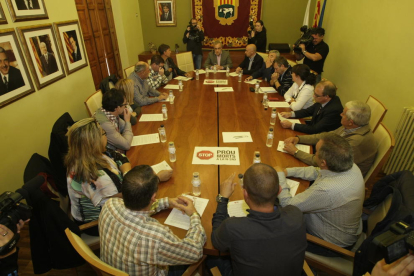 Representants de quinze ajuntaments i la Cambra de Comerç de Lleida ahir a les Borges.