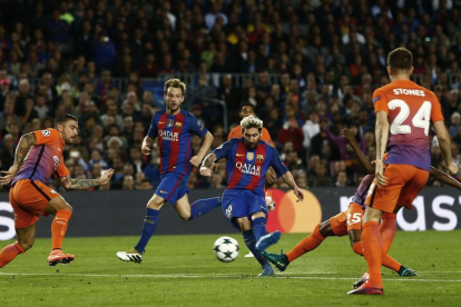 Messi dispara a porta en la jugada del 2-0 i segon gol en el seu compte particular. Va ser un xut ajustat al pal al qual no va arribar Bravo.
