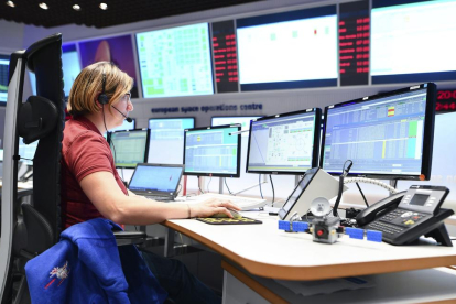 Un operador de l’ESA ahir al centre de control de Darmstadt.