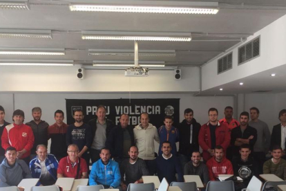 Directius de la delegació territorial de la Federació Catalana de Futbol a Lleida i el professorat dels cursos d’entrenadors durant la presentació.