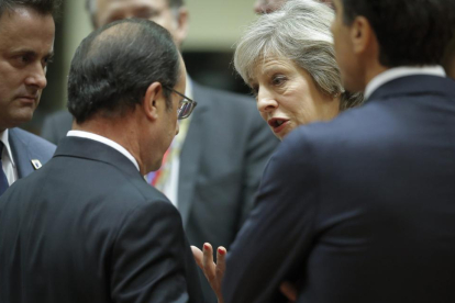 Theresa May conversa a la cimera amb Françoise Hollande.