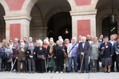Represaliats i familiars de víctimes de la dictadura aquest dimecres davant del Parlament de Catalunya.