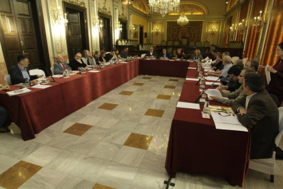 El saló de plens de la Paeria va acollir ahir la primera reunió del Consell Municipal del Patrimoni.
