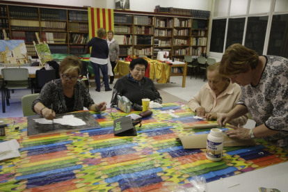 Participants en un taller de manualitats, ahir a la biblioteca del local social de Cappont.