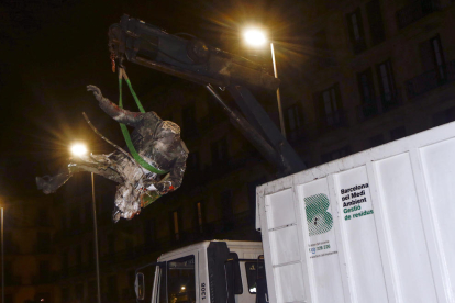 Técnicos del ayuntamiento de Barcelona retiran definitivamente la estatua.