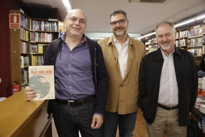 L’autor del llibre, Gil Toll, ahir amb Pere Enciso i Juan Cal.