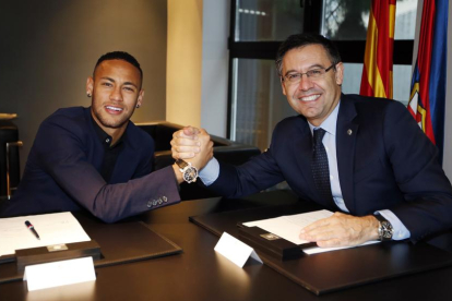 Neymar i el president Josep Maria Bartomeu ahir durant l’acte oficial de la firma de la renovació.