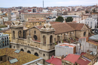 La teulada de la Catedral pateix un gran deteriorament pels nius i excrements de cigonyes.