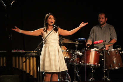 La cantant Flora Miranda va liderar ahir a la nit al Cafè del Teatre de Lleida el recital de Fado em Trio.