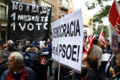 Pancartes de “No a Rajoy”, “Democràcia al PSOE” i “Barons colpistes” es van veure ahir a Ferraz.