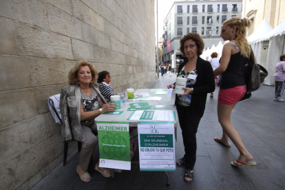 Una taula informativa de l'associació de familiars de malalts d'Alzheimer de Lleida.