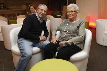 L’actor Joan Pera i Dolors Cos i Pedrós, ahir a la cafeteria Davall del Teatre de la Llotja.