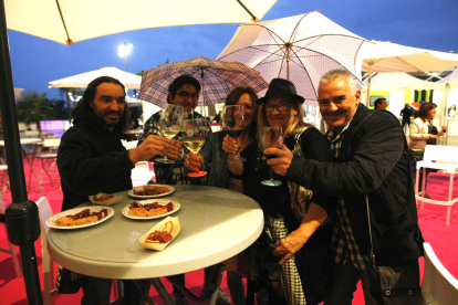 Visitants de Girona van degustar ahir vins de la DO Costers del Segre a la plaça de la Llotja.