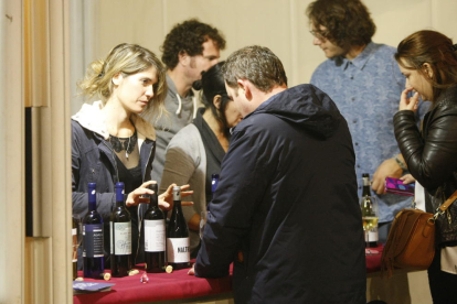 Visitants de Girona van degustar ahir vins de la DO Costers del Segre a la plaça de la Llotja.