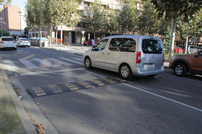 Obres per habilitar un nou pas elevat al carrer Lluís Besa, que està tallat des de fa dies.