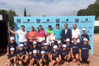 Els guanyadors i finalistes posen al costat dels aplegapilotes, directius del club i Alberto Berasategui, director del torneig.