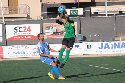 Dos jugadors del Balaguer pressionen per prendre la pilota a un futbolista del Vista Alegre.