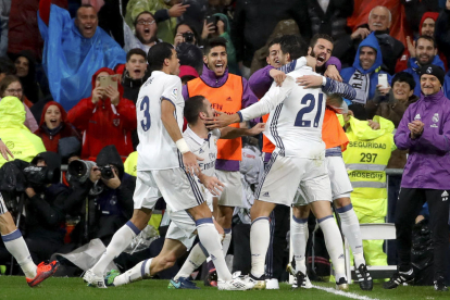 Morata és felicitat pels seus companys després de marcar el segon gol davant de l’Athletic.