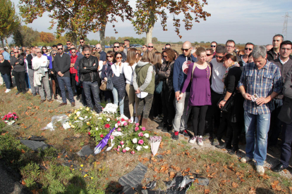 Familiars i amics de Marta Sòria, la jove morta en l'últim accident en aquest tram de l'N-240, van dipositar flors al lloc del sinistre.