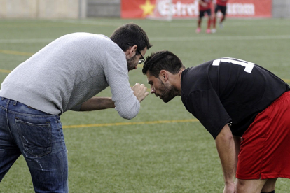 Un jugador de l’Alpicat, amb la samarreta negra, pressiona un futbolista del Santboià.