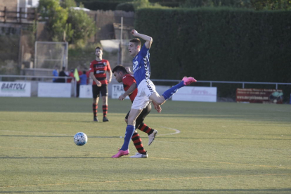 Un jugador de l’Alpicat disputa una pilota aèria davant de la pressió d’un jugador del Rapitenca.