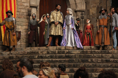 Els protagonistes de la sèrie, Aitor Luna i Silvia Abascal, durant el rodatge al barri Gòtic.