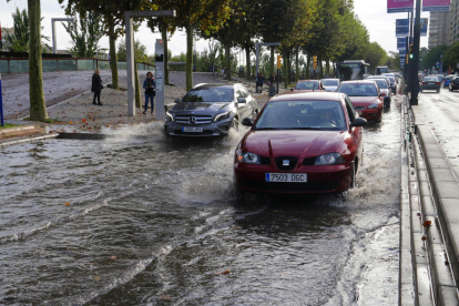 La intensa pluja va inundar diversos carrers de Lleida, com es veu en aquesta imatge presa davant de la passarel·la del Liceu Escolar.