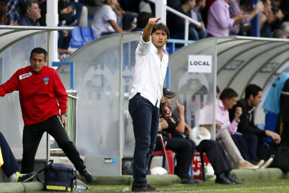 El tècnic del Lleida, Gustavo Siviero, dóna instruccions als seus jugadors durant el partit de diumenge.